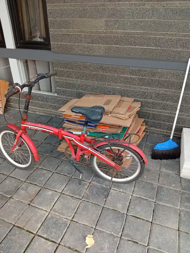 Sepeda bekas dan dus bekas