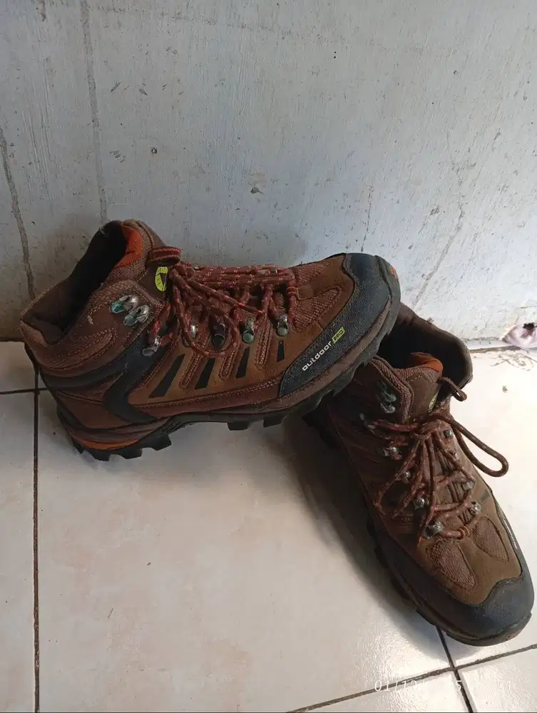 Sepatu safety merk outdoor pro