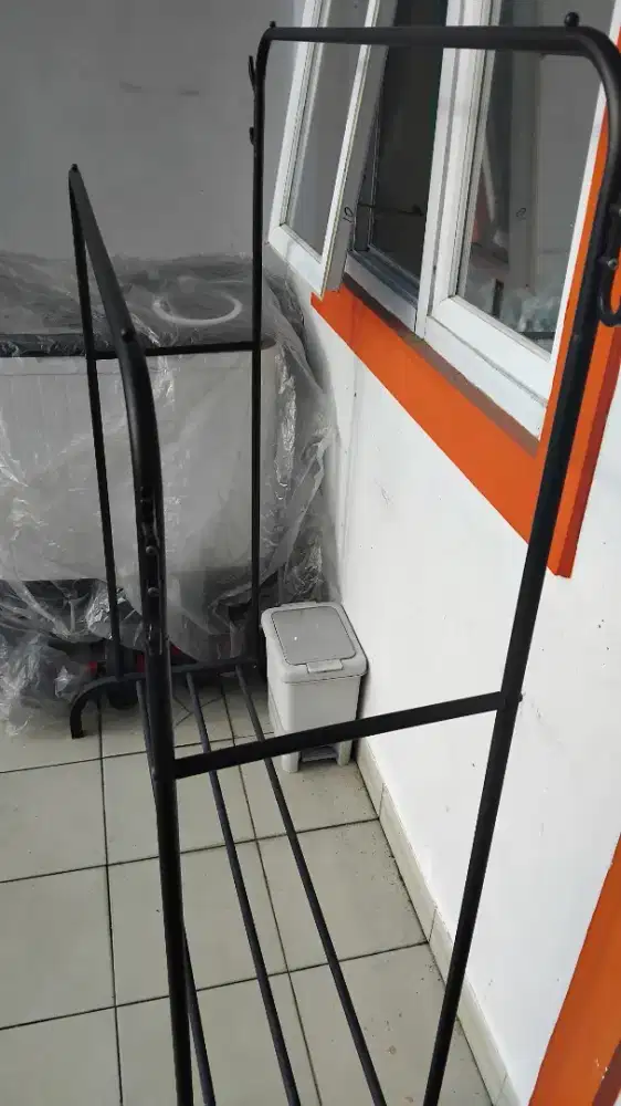 Gantungan baju multifungsi di dalam dan juga bisa di luar (rak)