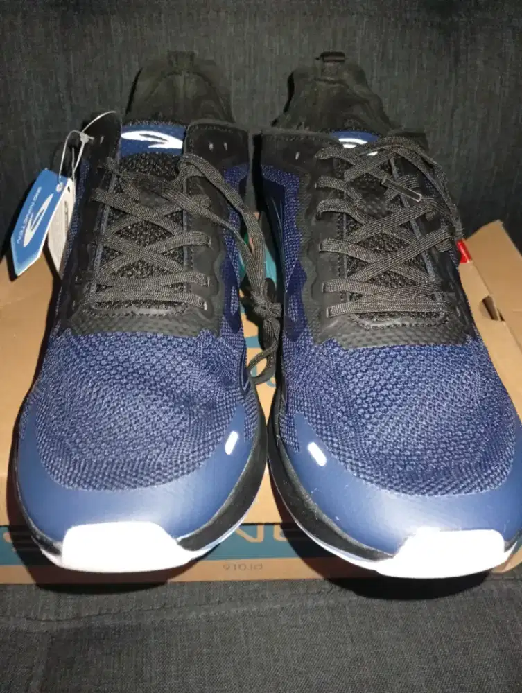 Sneakers 910 size 43 Besar( Baru)