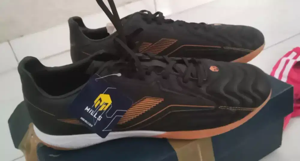 SEPATU FUTSAL MILLS