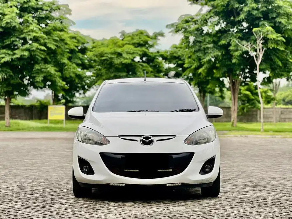 Mazda 2 Sedan 1.5 V Manual 2012 Facelift Putih Mulus Plat L