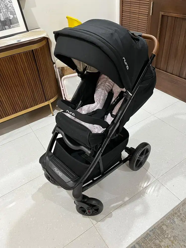 Stroller Nuna Tavo black like new
