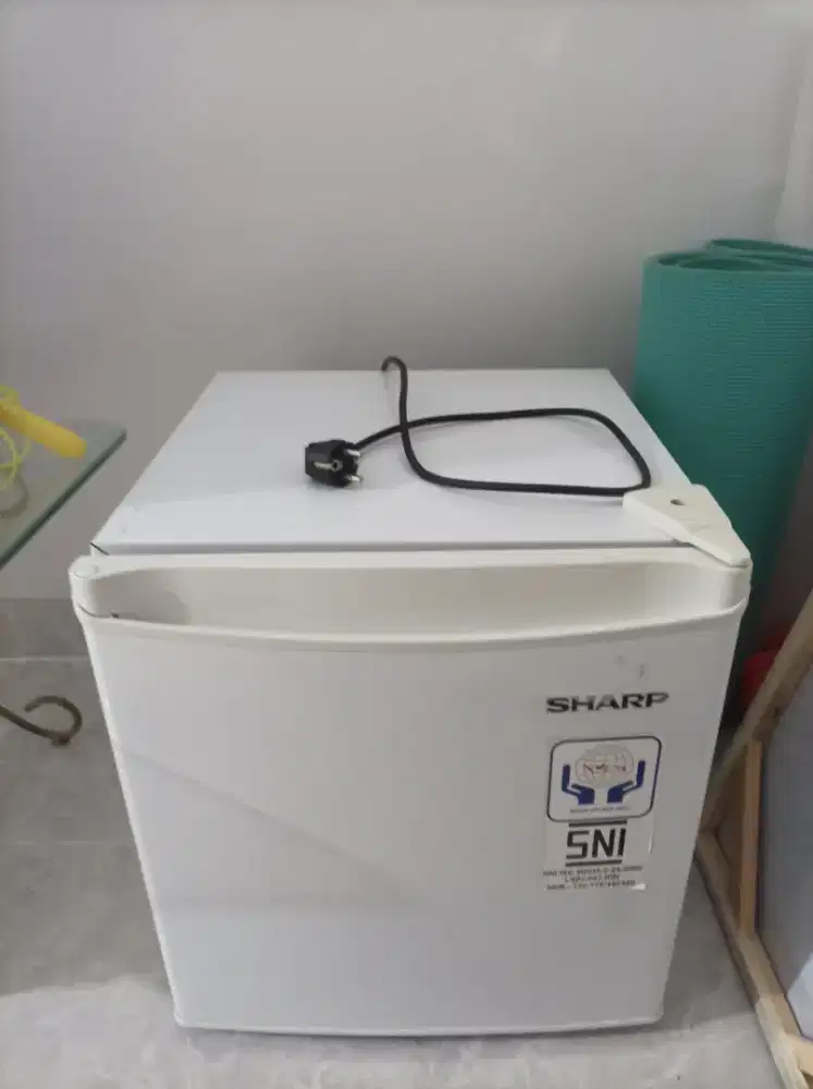Sharp minibar kulkas portable SJ-50MB-XW