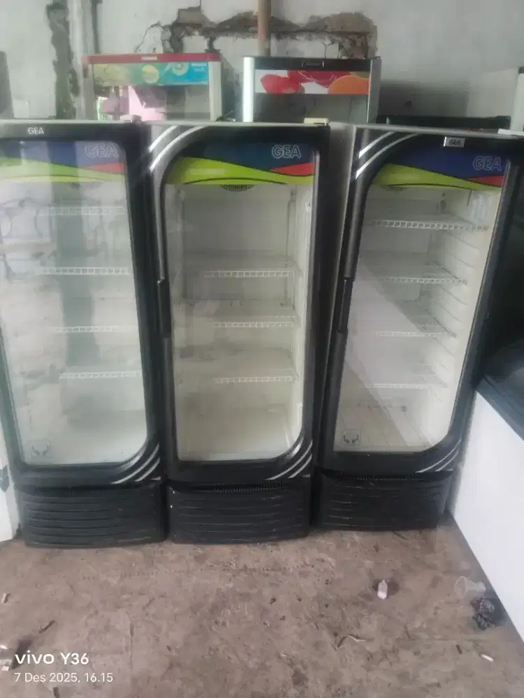 Di jual cepat showcase orisinil