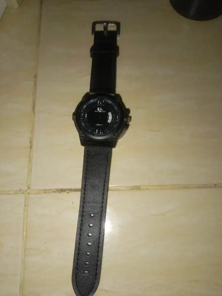 Jam tangan hitam