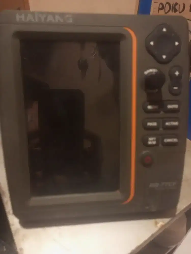 Brongin aja nih radio icom dan fish finder