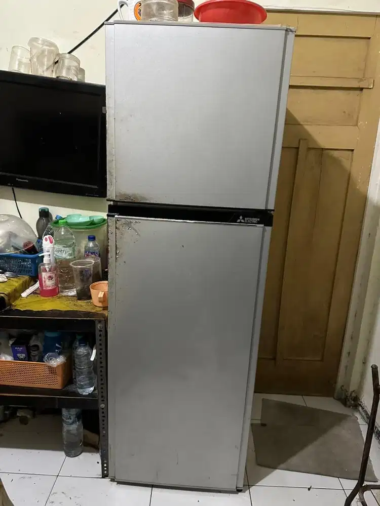 Kulkas Mitshubishi 2 pintu Kondisi baik