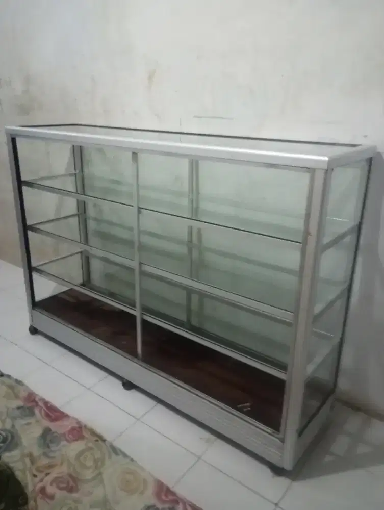 Di jual ETALASE  ukuran -/+ 2,5m x 50cm