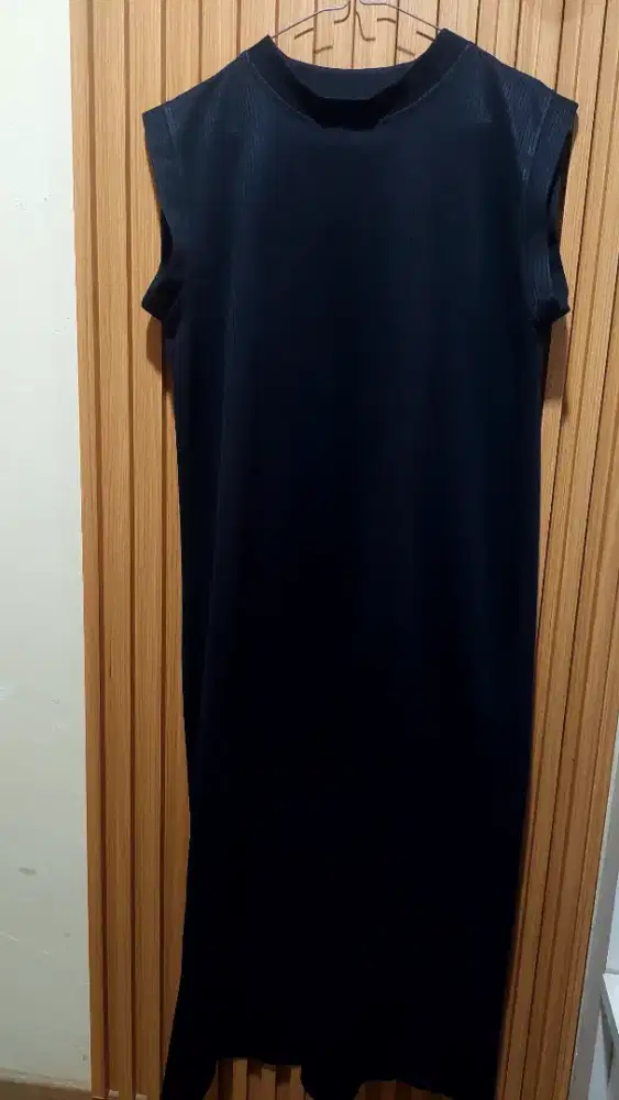 Dress hitam tanpa lengan