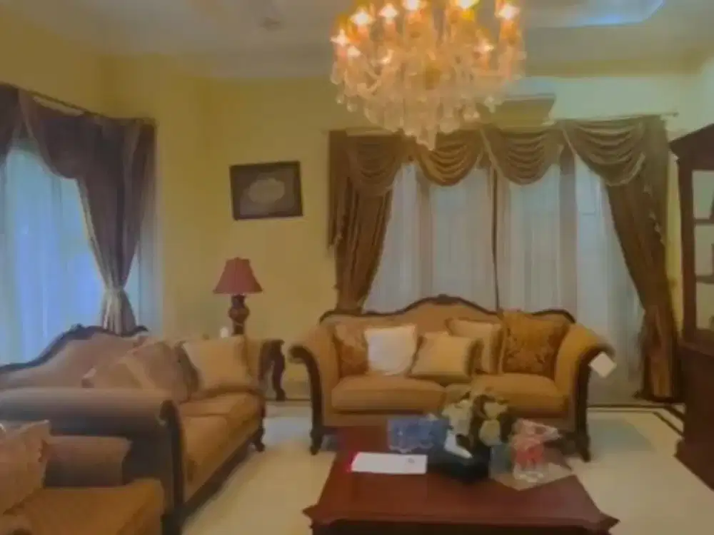 Rumah Terawat Dengan Kolam Renang Di Menteng Dijual Cepat