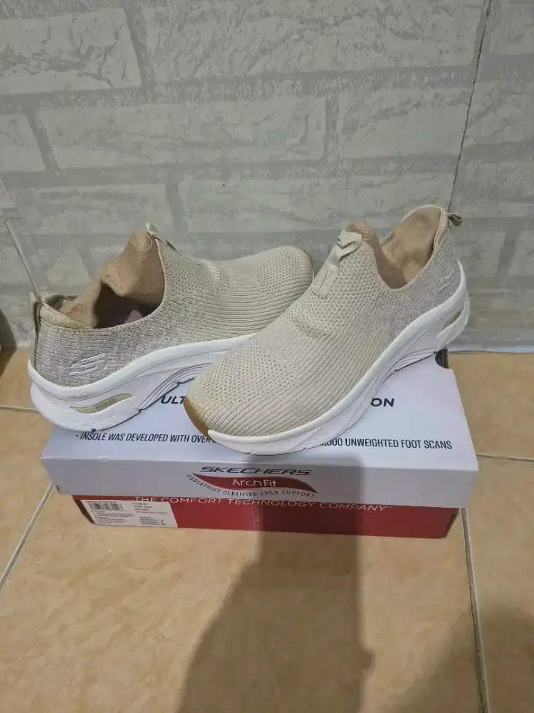 SEPATU SKECHERS WANITA