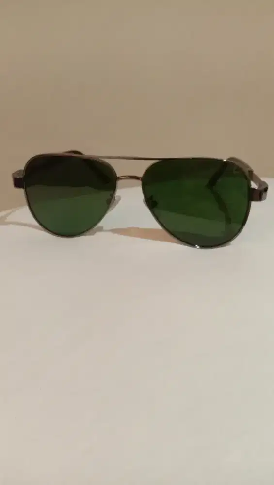 Preloved kacamata hitam Cartier.