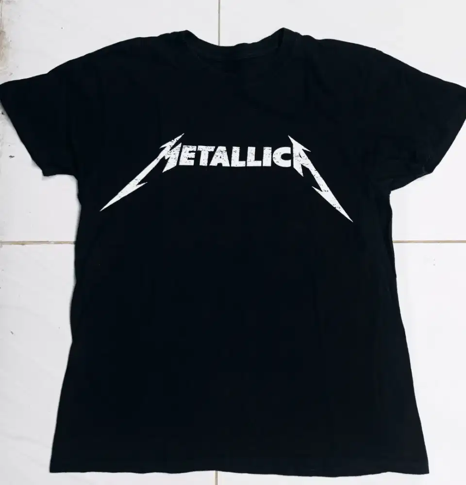 Borongann 4 peace, 2 kaos 1 jaket rompi 1 celana semuanya original