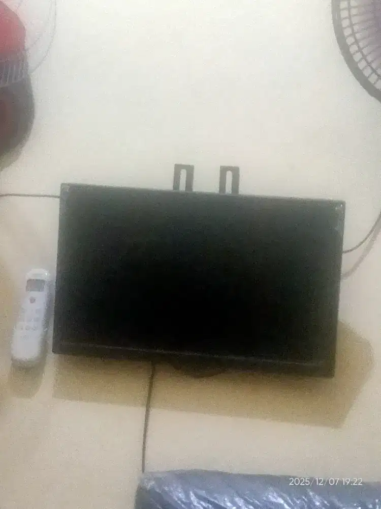 Di jual kulkas dan tv led set box normal 800 rb