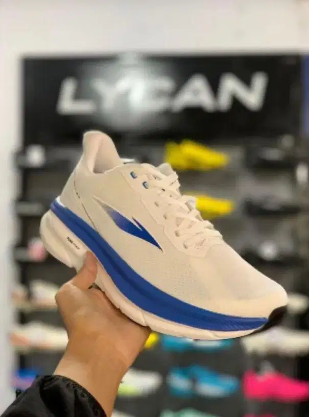 Sepatu Running Lycan