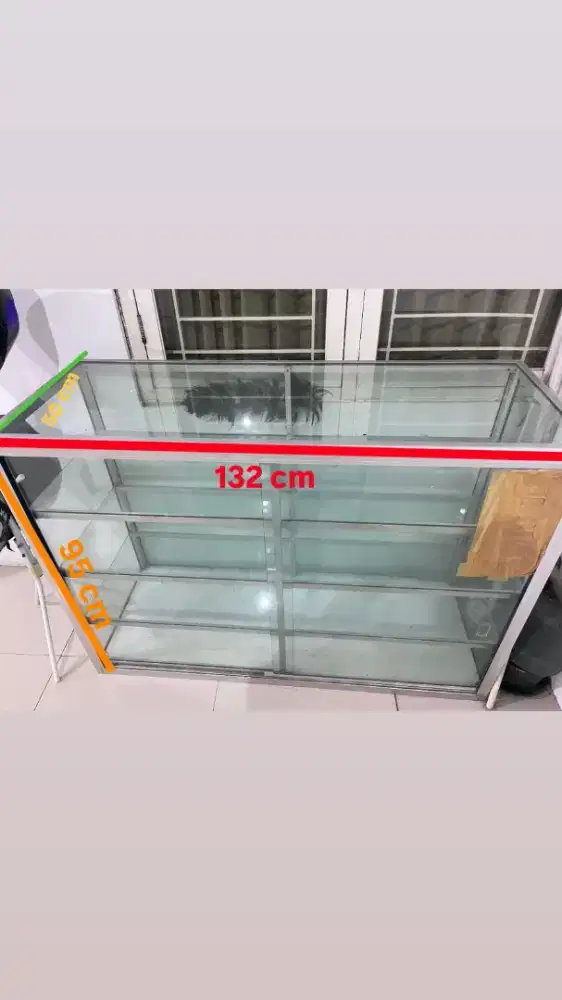 Etalase kaca bekas