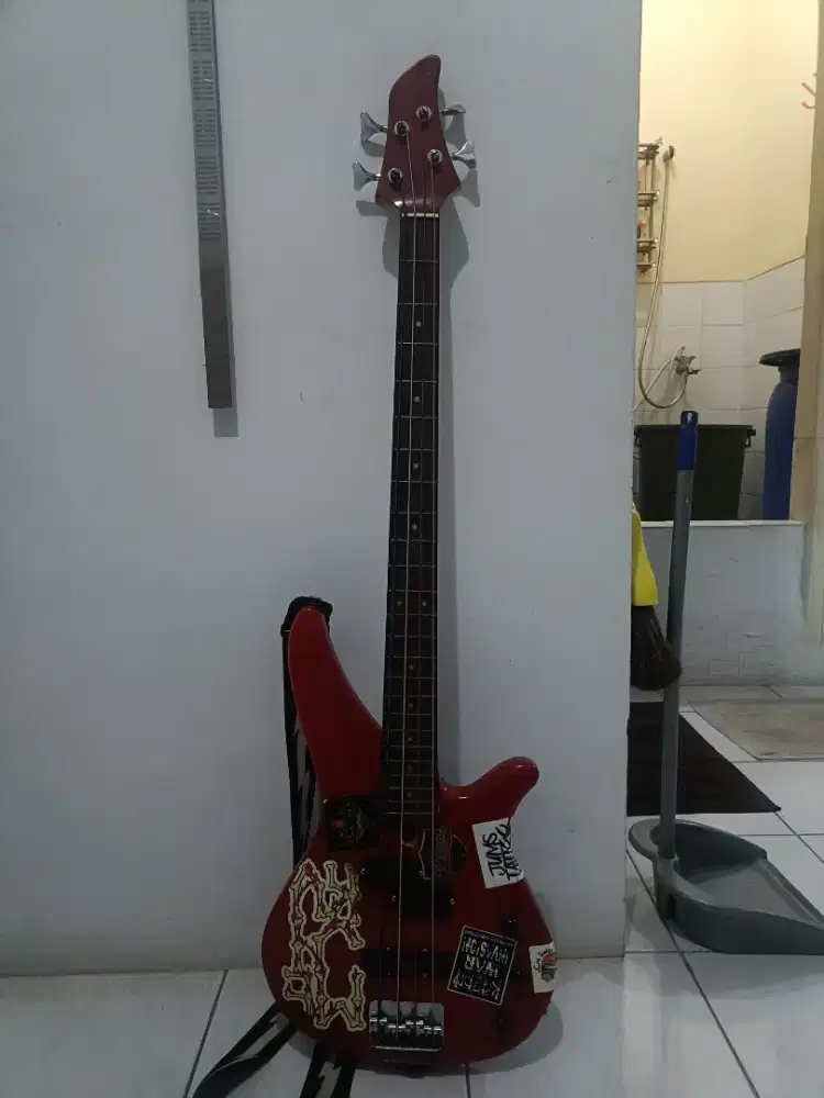 Gitar listrik warna merah
