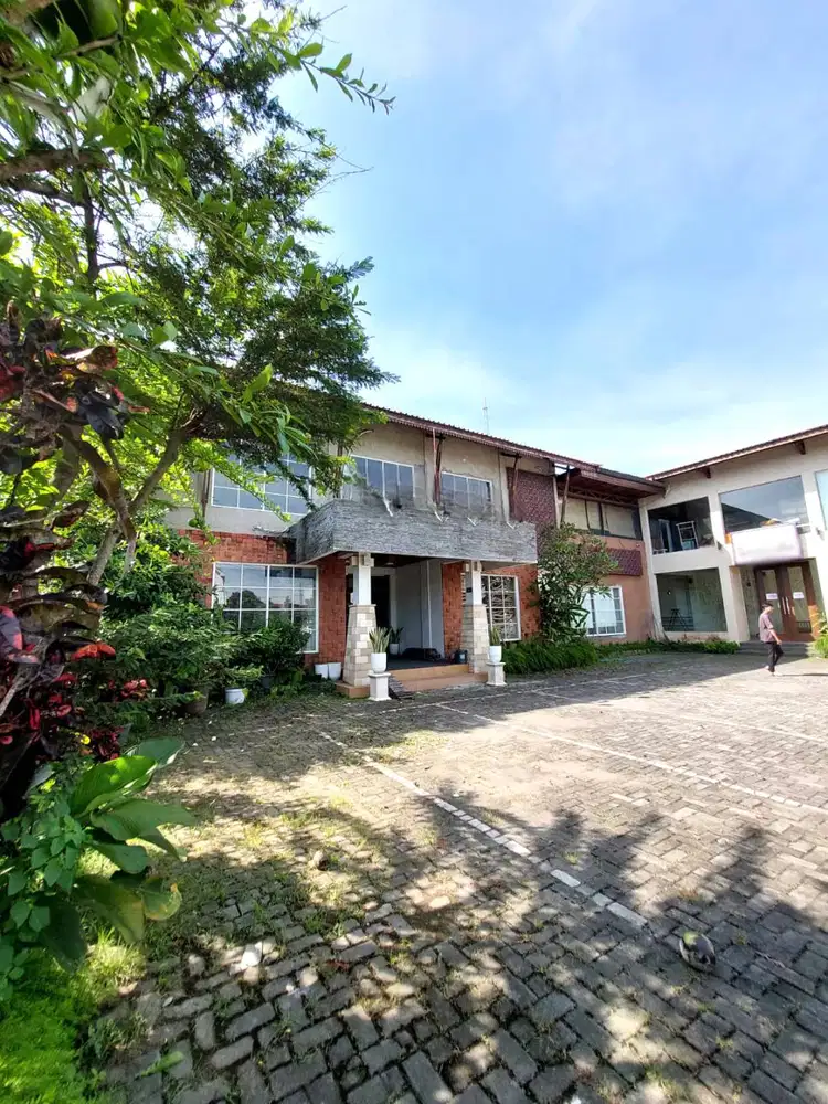 Ruko Luas dan Strategis di Tepi Ringroad Barat