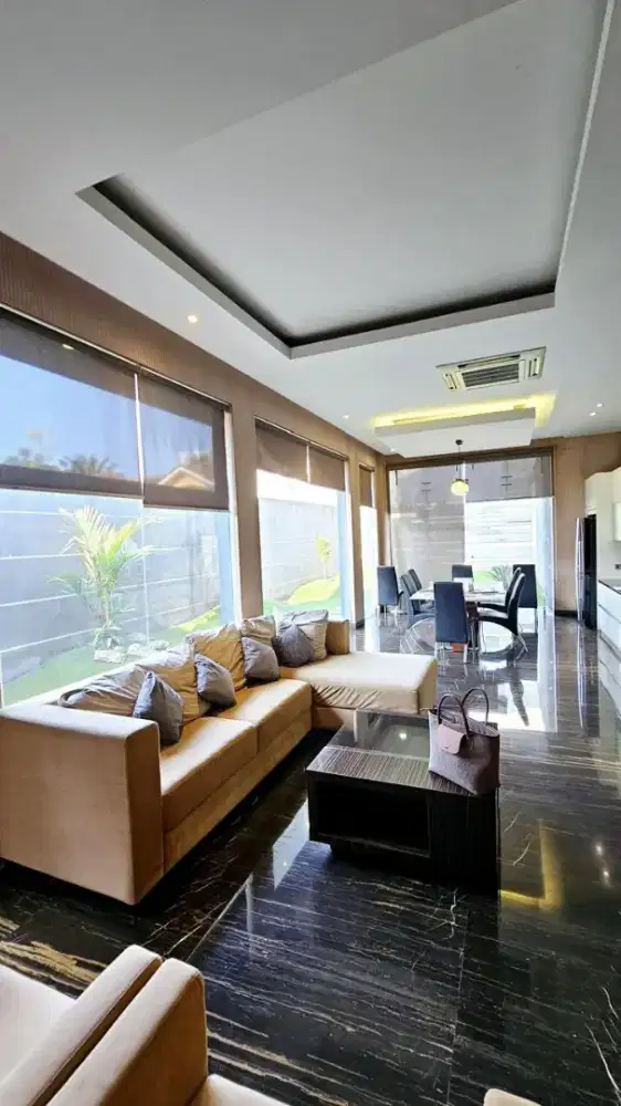 Dijual Rumah Mewah Pakuwon Indah VBR Jalan Boulevard Kembar