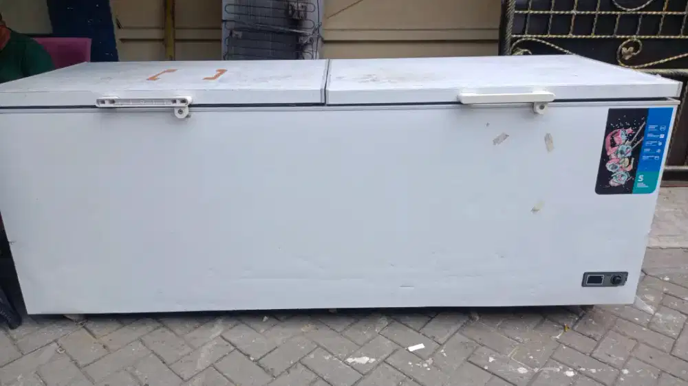 Di jual second frezer box kapasitas 1050 liter merk RSA