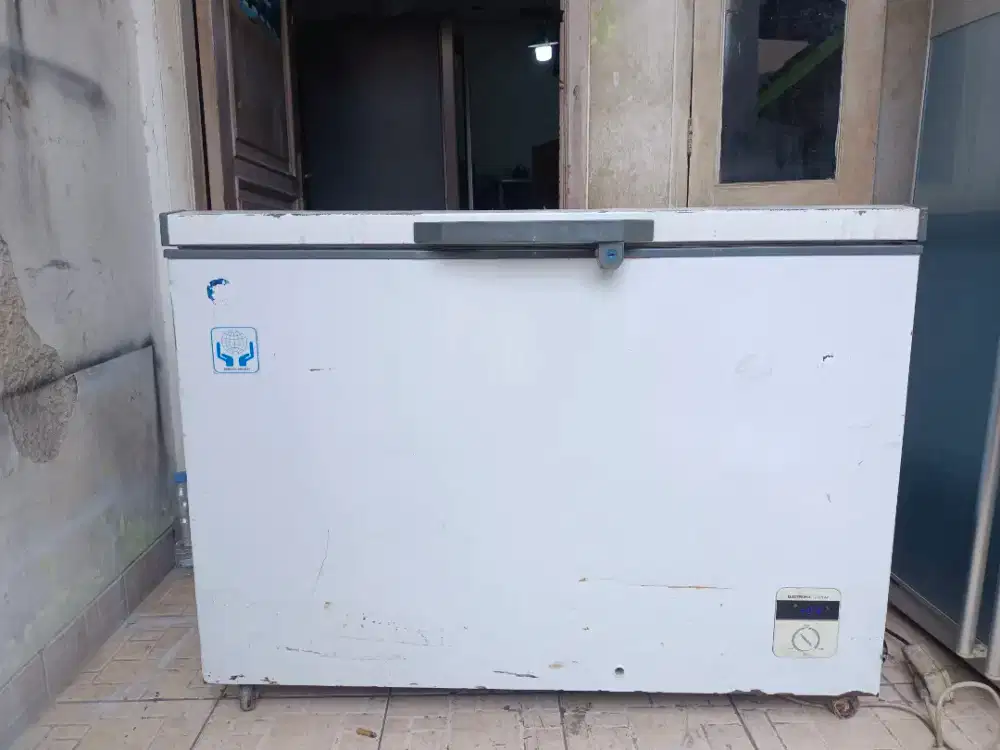 Di jual second frezer box kapasitas 330 liter merk GEA