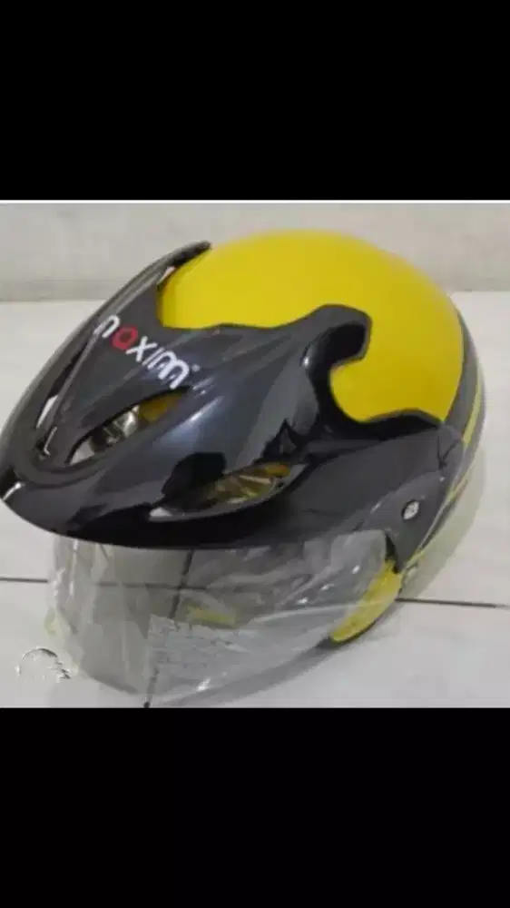 Sangat baru blom pernah disentuh Dijual helm merk maxi