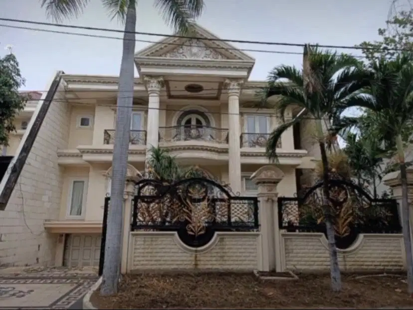 Dijual Rumah Mewah Classic Modern Jalan Utama Araya 2 Surabaya Timur