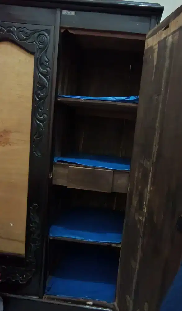 Di jual lemari kayu jati