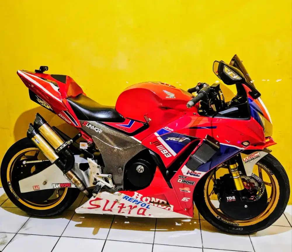 CBR 150 modif moge look. Murah aja.. Cek deskripsi