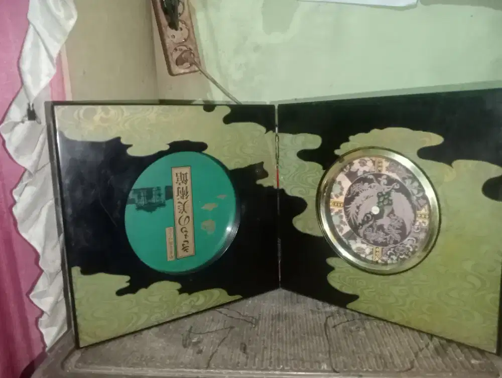 Jam meja bertulisan jepang