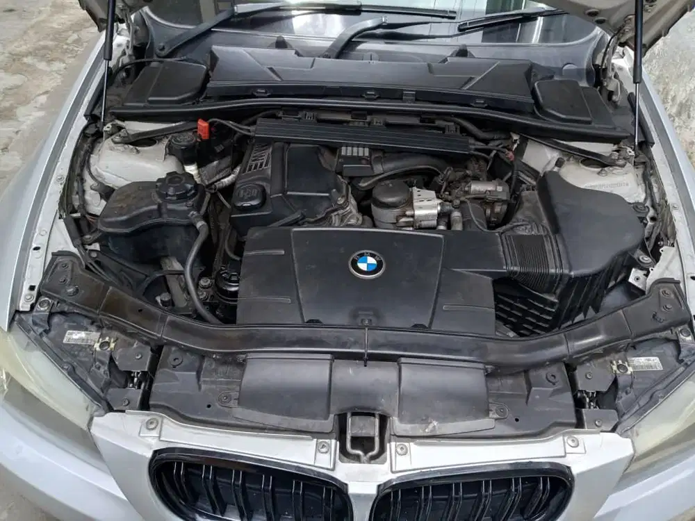 BMW 320i 2010 Bensin