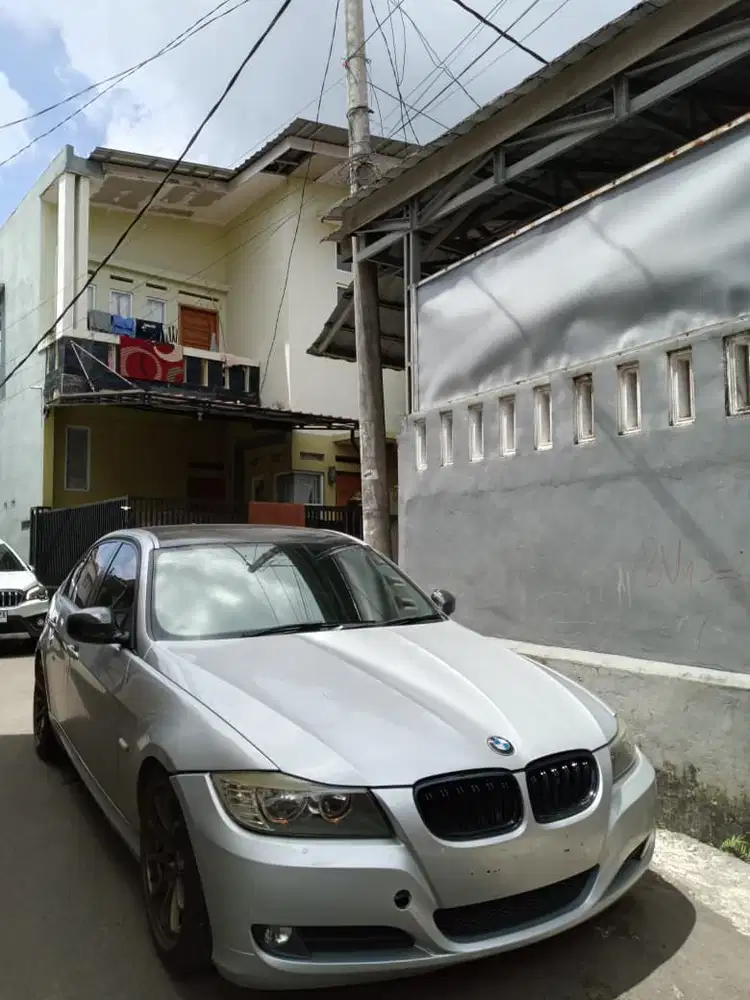 BMW 320i 2010 Bensin