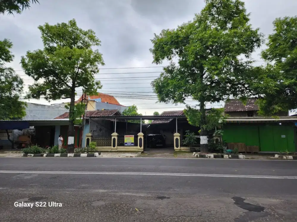 Rumah klasik di Nglorog pinggir jalan raya 8 kamar tidur luas tanah 300m2