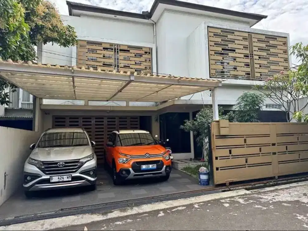 rumah 2 lantai di pusat kota dekat ke tol buahbatu