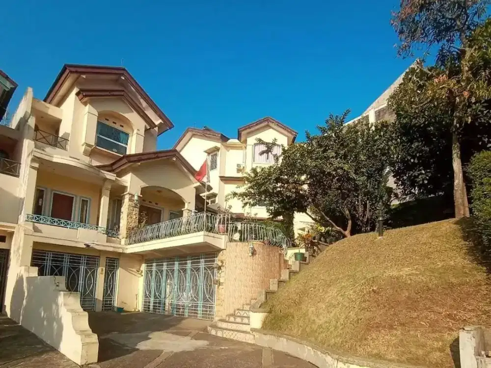 Rumah keluarga di kawasan perumahan kuldesak Alamanda Dago Permai