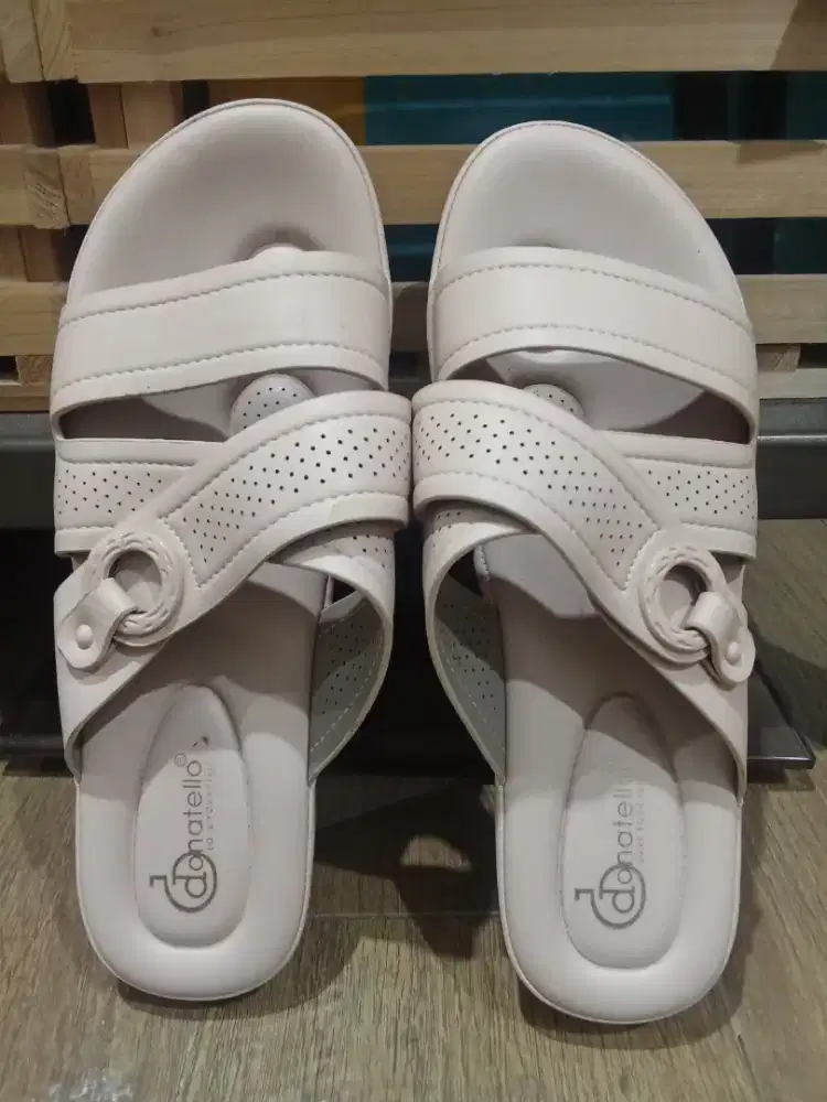 Sandal wanita ukuran 37 merk donatello warna coklat susu Rp 100 rb