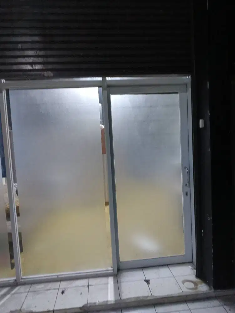 Pintu kaca 3 kurang besar jual cepat