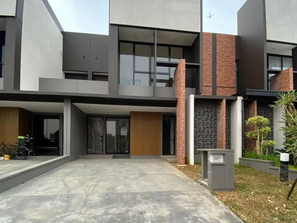 Rumah cantik 2 LT uk 8x20 di Suvarna Sutera Y00173