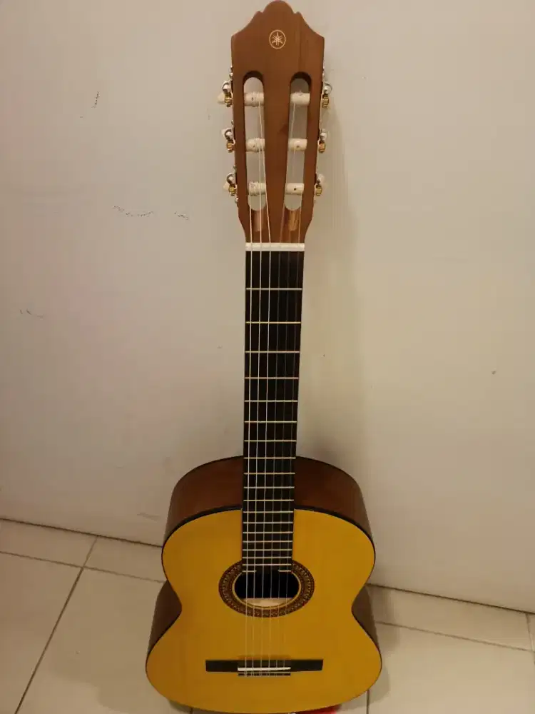 Dijual Gitar akustik Nylon Yamaha c315