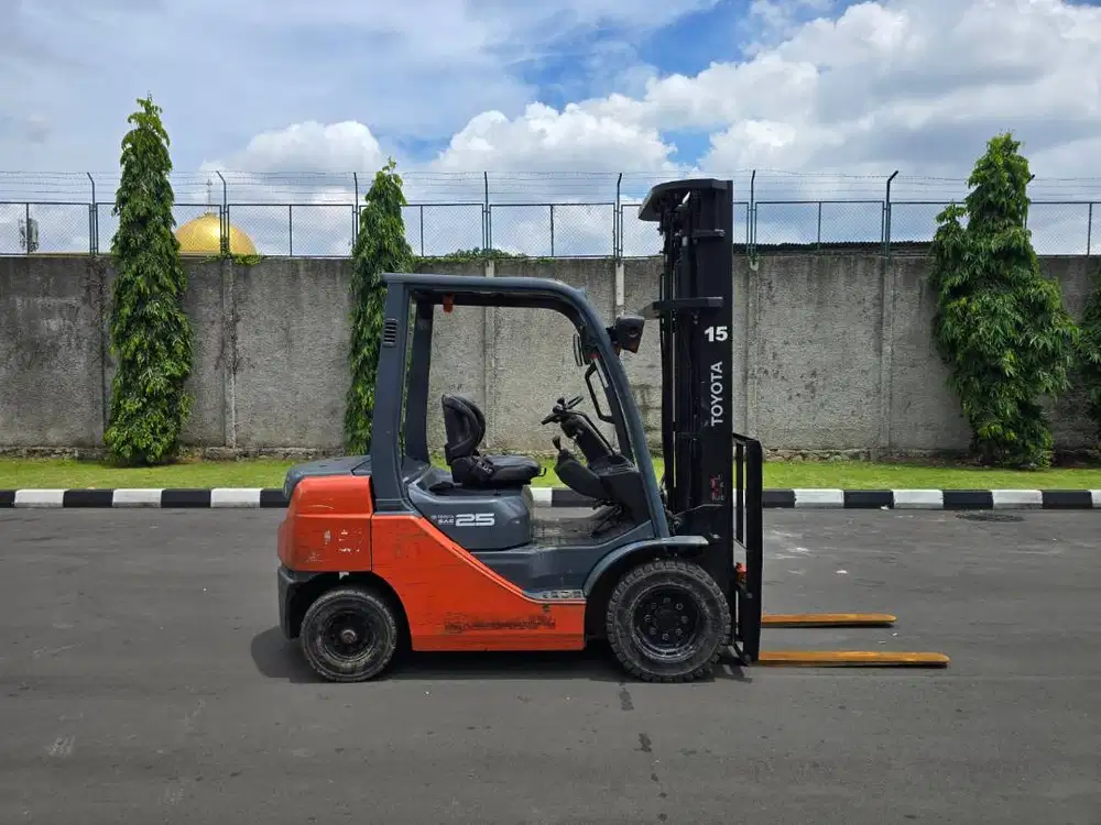Forklift Toyota 2,5 Ton Diesel 6M FSV, Tahun 2015