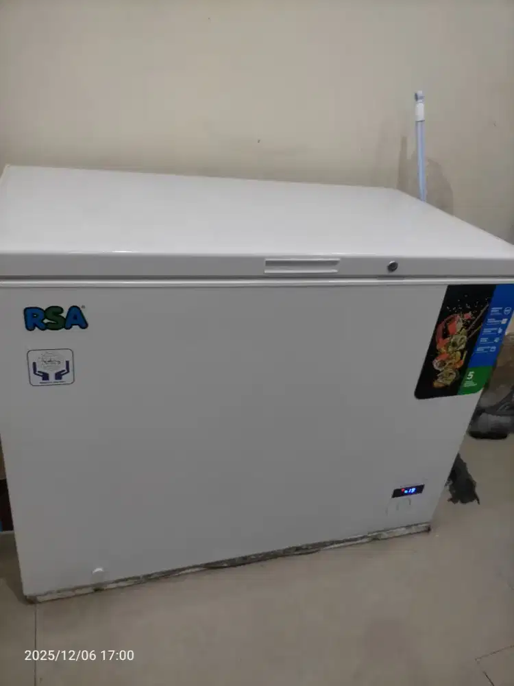 Freezer merk tertulis di barang