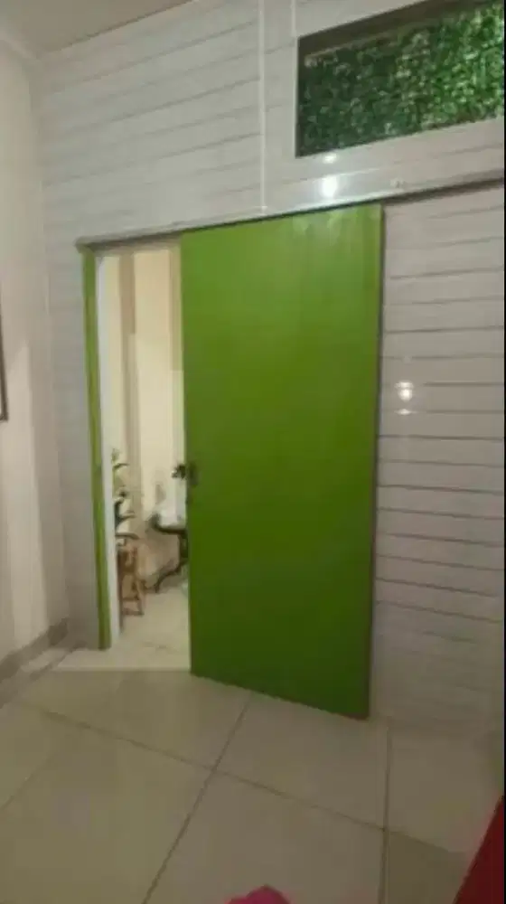 Dijual Pintu geser
Bahan mdf, melamin, cat duco hijau, rel & kunci