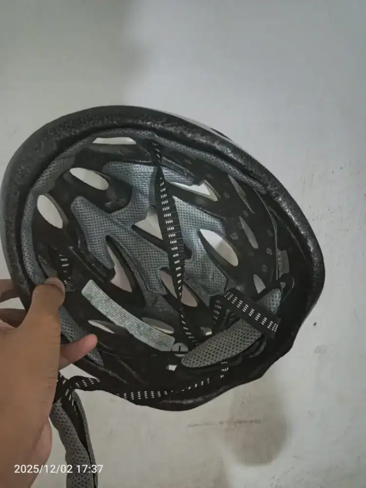 Helm sepeda motif carbon bekas