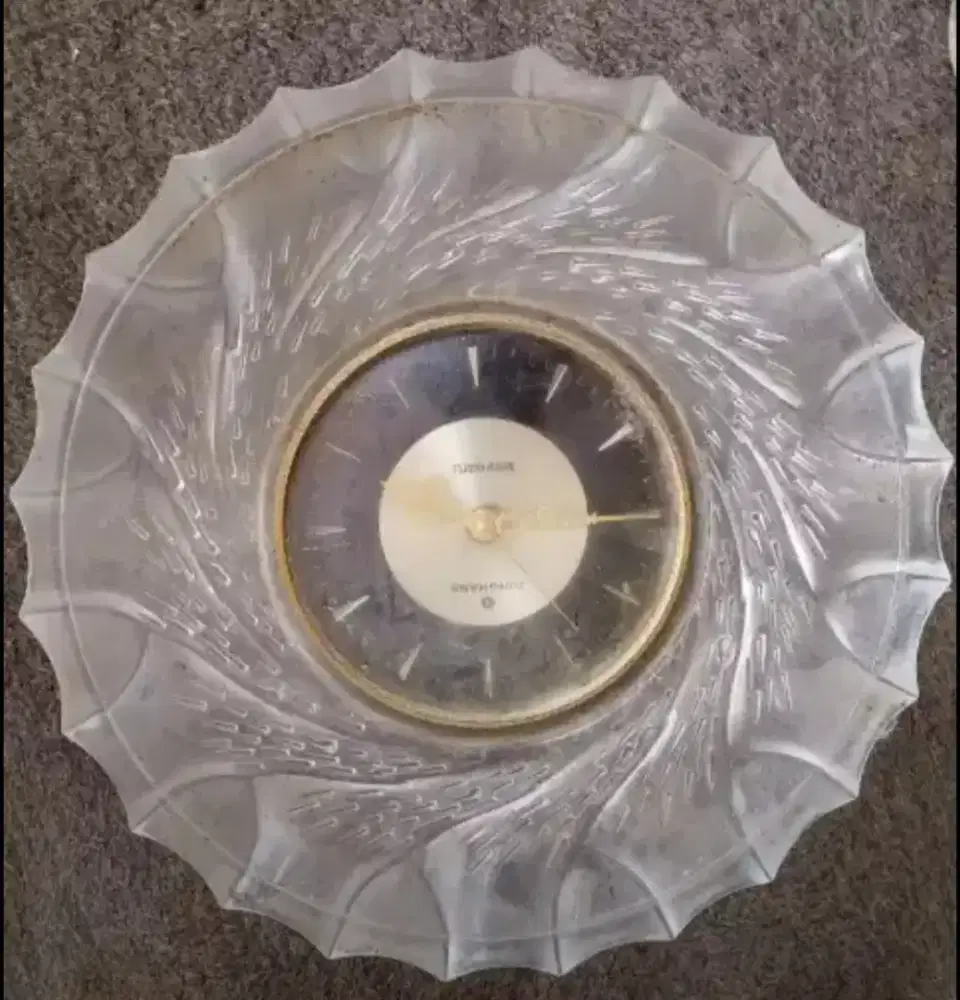 Jam vintage merek junghans bisa duduk atau digantung