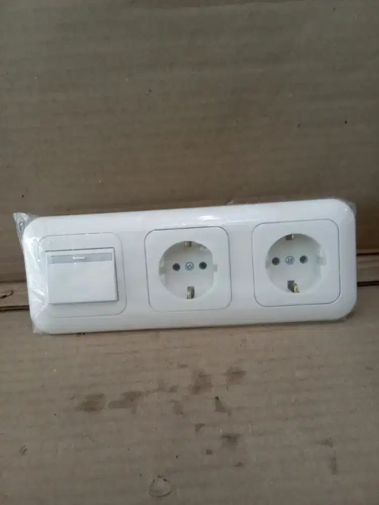 PANASONIC DOUBEL STOP KONTAK+SAKLAR ENGKEL 3 GANG