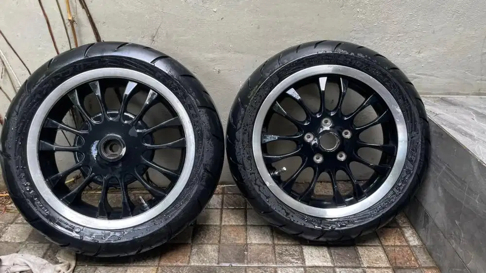 Dijual velg dan ban vespa sprint ukuran 12