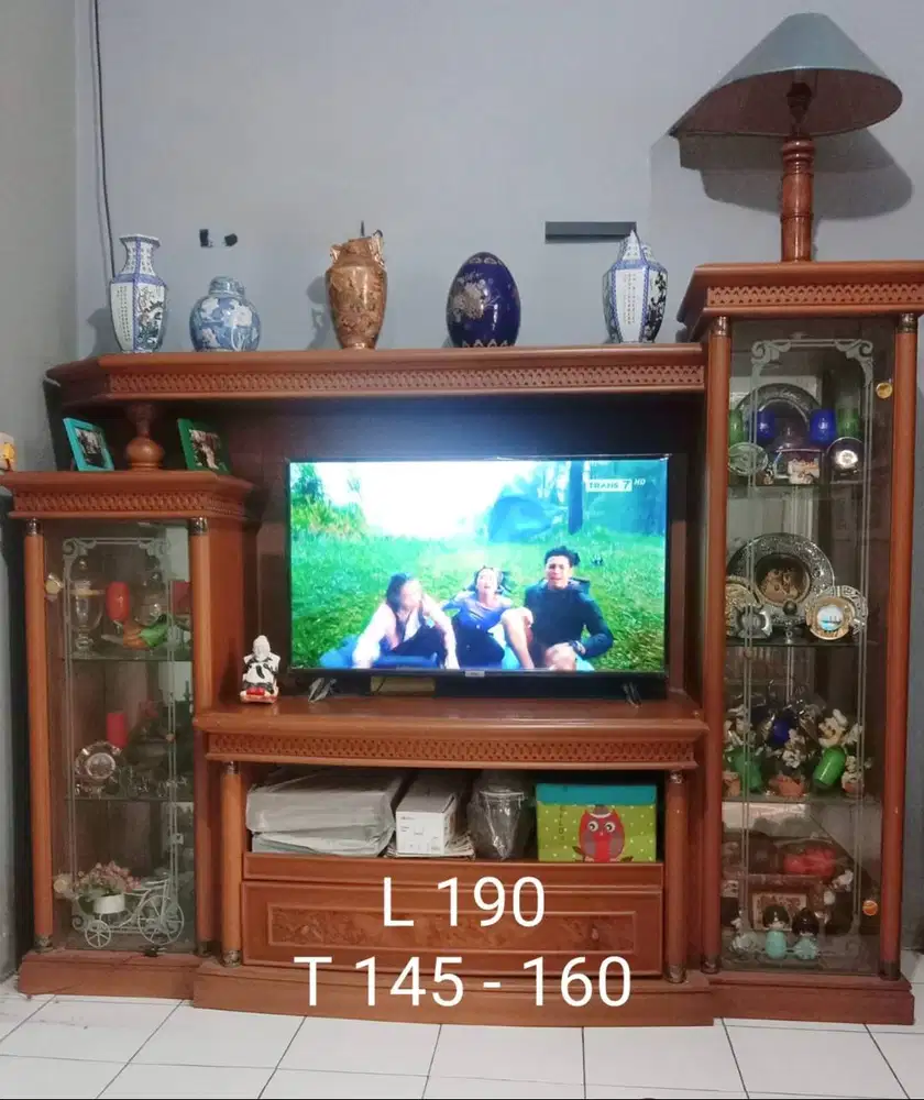Dijual Lemari Pajangan + Meja TV Kayu Ukiran