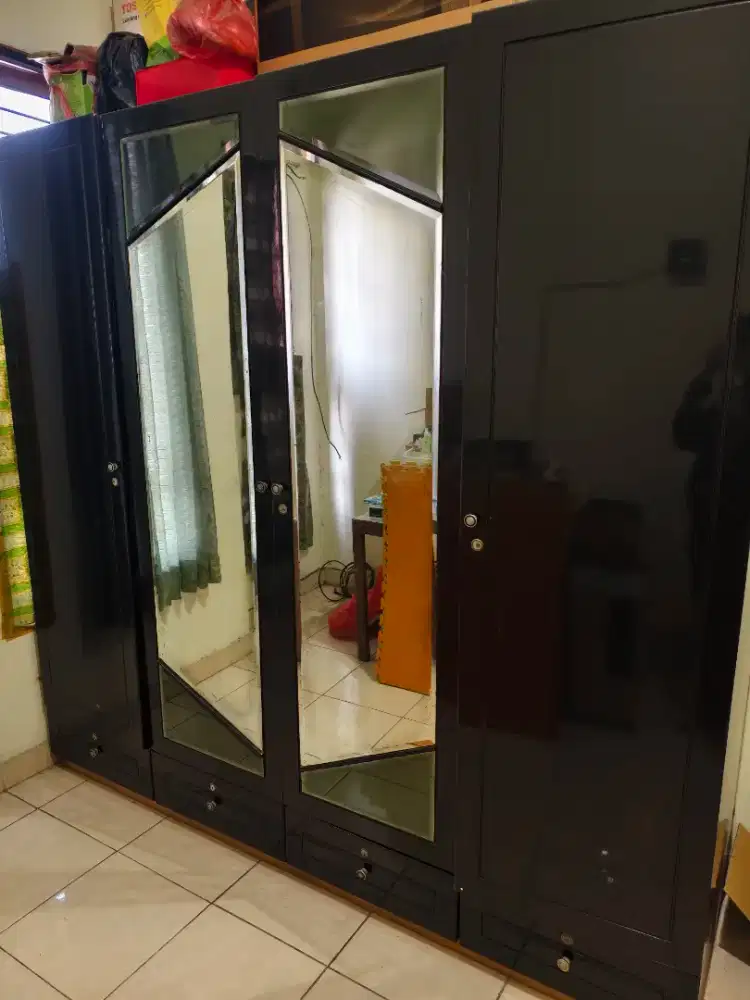 Lemari Baju Modern Besar 4 pintu  cermin kaca + bonus meja