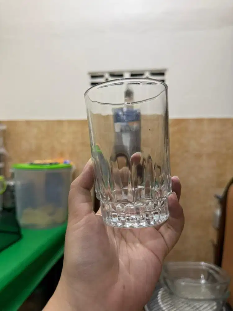 Gelas Kaca bagian bawah bertekstur.
